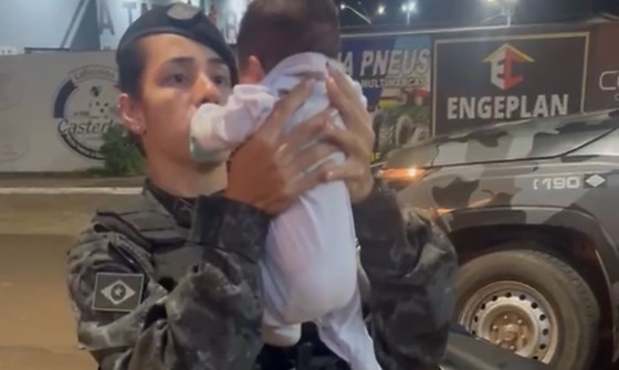 Bebê de 20 dias é salvo por policiais
