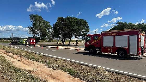 Colisão de carreta com poste interdita marginal da BR-163 em Nova Mutum