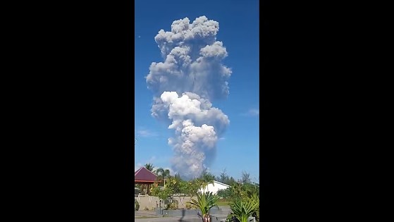 vulcao em erupção - indonésia