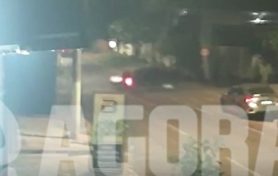Motorista invade preferencial e colide violentamente com motociclista