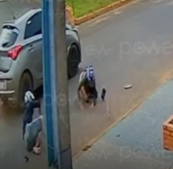 Batida com carro em conversão lança passageiros para o asfalto em curva  