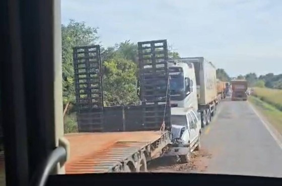 Engavetamento envolvendo carretas e caminhonete deixa feridos em rodovia