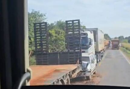 Engavetamento envolvendo carretas e caminhonete deixa feridos em rodovia