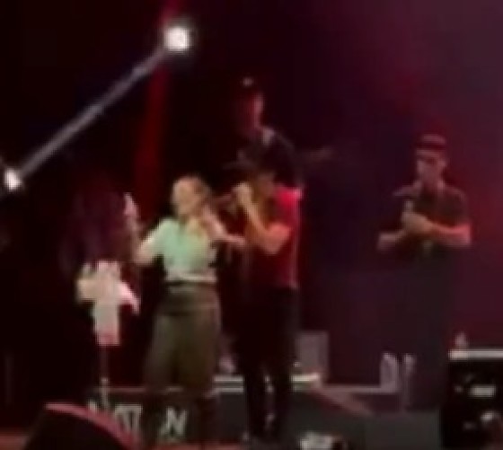 Moretti vira dose de uísque e dança no palco com cantor Natanzinho