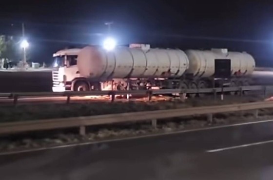 Acidente entre carretas derrama etanol na pista de rodovia federal 