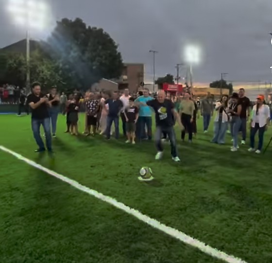 Pivetta jogando futebol 