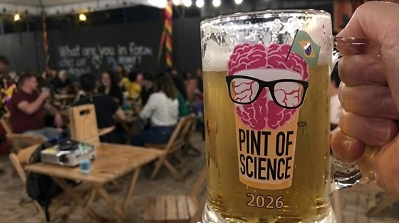 Ciência ocupa bares de Cuiabá no Pint of Science 2026