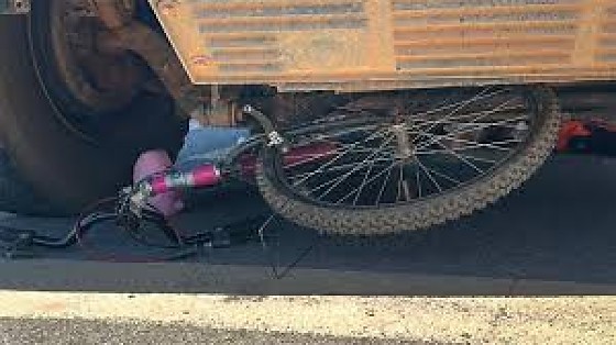 Bicicleta perde o freio em descida, bate em caminhão e jovem fica presa