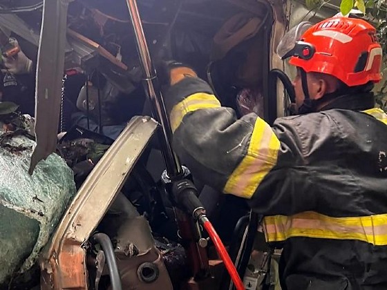 Acidente entre carretas esmaga pernas de motorista e deixa vítimas presas às ferragens