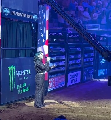 Ex-moradora de Sinop canta hino dos EUA na final da maior liga de rodeio do mundo no Texas; assista