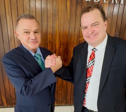 O senador Wellington Fagundes (PL) e o presidente da AL, Max Russi (Podemos). 