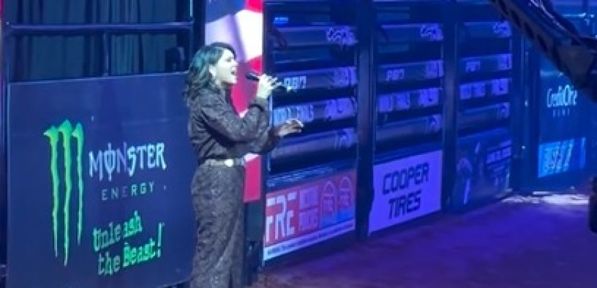 Ex-moradora de Sinop canta hino dos EUA na final da maior liga de rodeio do mundo no Texas; assista