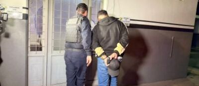 Por ciúmes, homem quebra maxilar de ex e a mantém em cárcere privado