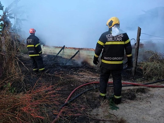 Homem é esfaqueado e coloca fogo em imóvel com gás de cozinha
