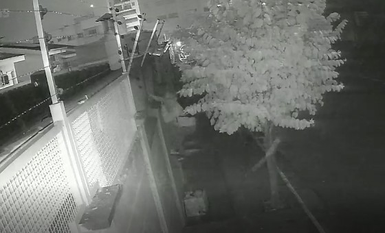 Usando capacete e mochila de entregas, criminoso invade condomínio no Despraiado