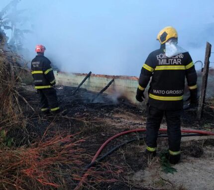Homem é esfaqueado e coloca fogo em imóvel com gás de cozinha