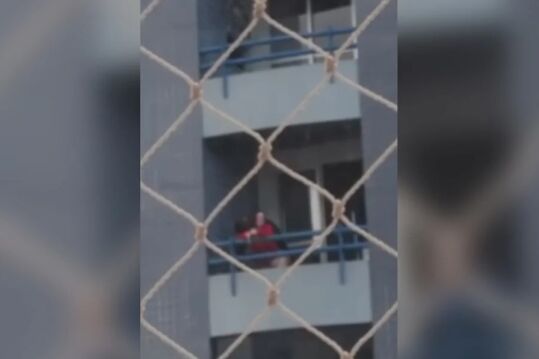 Casal transa na sacada