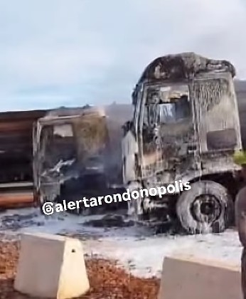 Três carretas incendiadas