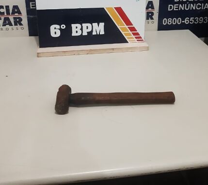 Homem dá marretada em enteado 