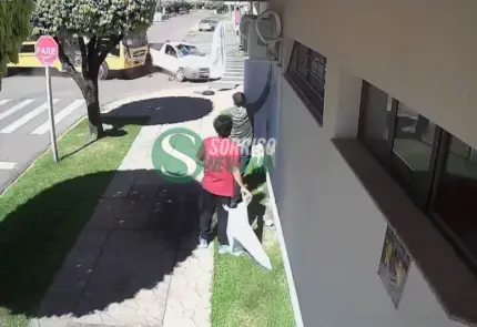 Acidente entre ônibus escolar e picape deixa homem ferido em Sinop