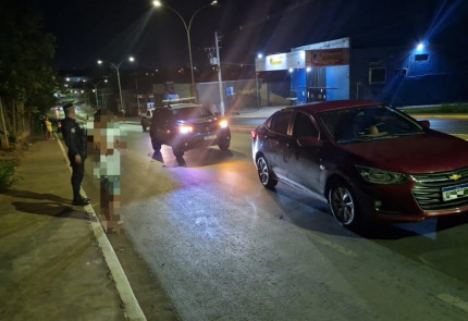 Motorista bêbado trafega em zigue-zague e dorme no volante em VG