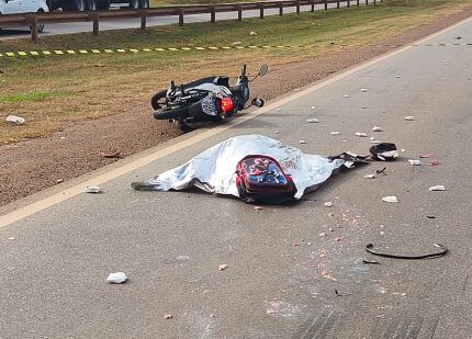 Acidente com carreta em BR mata motociclista que levava filha para escola