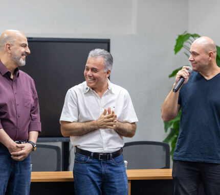 O prefeito de Cuiabá, Abilio Brunini (PL); o atual secretário de Educação, Reginaldo Teixeira (Novo); e  o ex-secretário de Educação, Amauri Monge. 