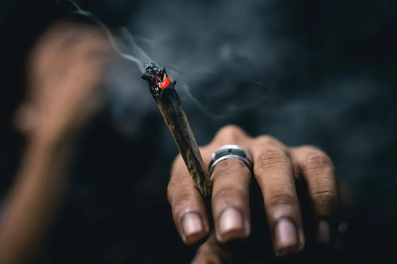 Adolescente ataca a mãe com peixeira após fim de relacionamento e culpa vício em maconha