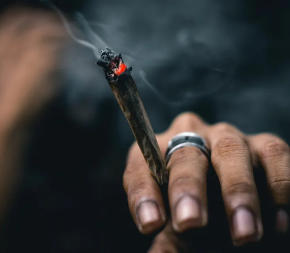 Adolescente ataca a mãe com peixeira após fim de relacionamento e culpa vício em maconha