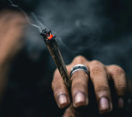 Adolescente ataca a mãe com peixeira após fim de relacionamento e culpa vício em maconha