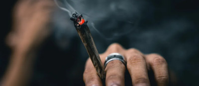 Adolescente ataca a mãe com peixeira após fim de relacionamento e culpa vício em maconha