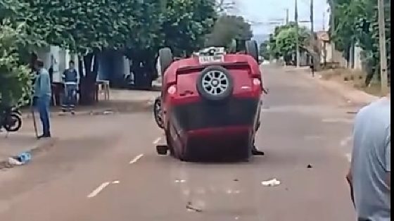 Motorista passa mal, causa dois acidente e capota o carro