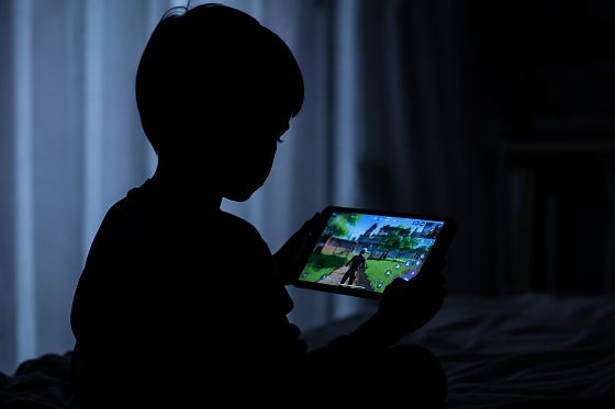 Criança jogando no tablet 