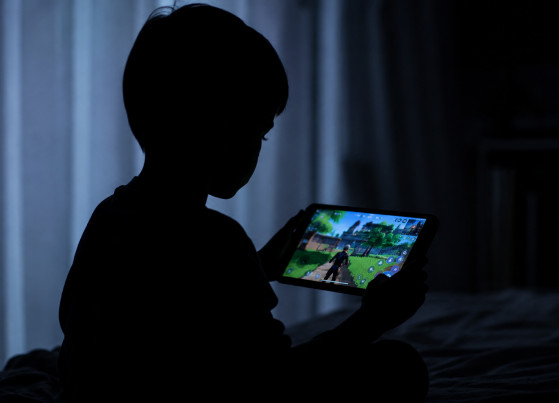 Criança jogando no tablet 