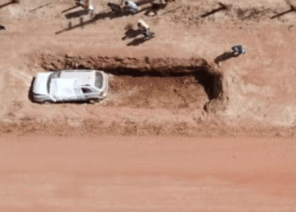 Homem morre e jovem fica ferido após carro cair em valeta na zona rural de Sinop