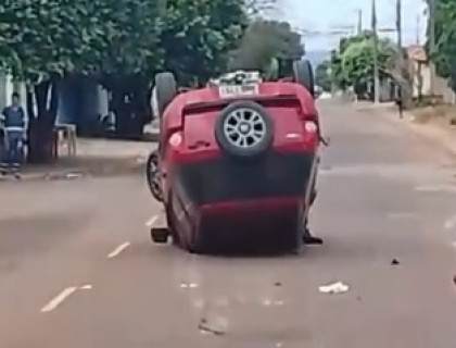Motorista passa mal, causa dois acidente e capota o carro