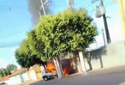  Carro estacionado é consumido por fogo em área residencial do Cristo Rei