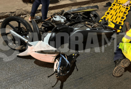 Motociclista bate em caminhão e sofre fratura em rodovia federal
