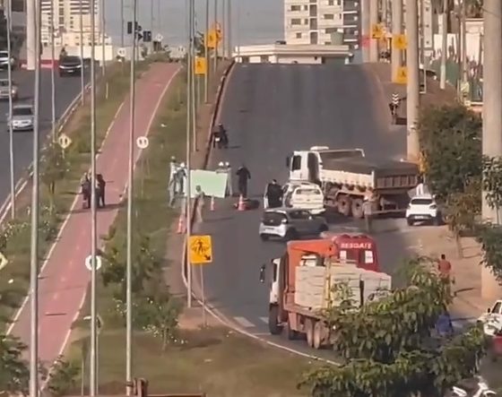 Motociclista quebra pernas após colidir com caminhão na Estrada de Chapada