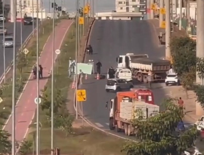 Motociclista quebra pernas após colidir com caminhão na Estrada de Chapada
