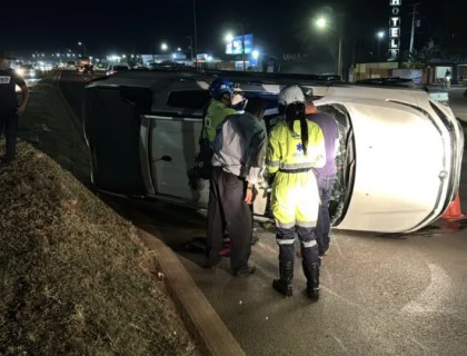 Motorista fica ferido após Fiat Argo capotar e parar fora da pista na BR-163 em MT