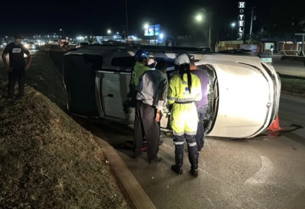 Motorista fica ferido após Fiat Argo capotar e parar fora da pista na BR-163 em MT