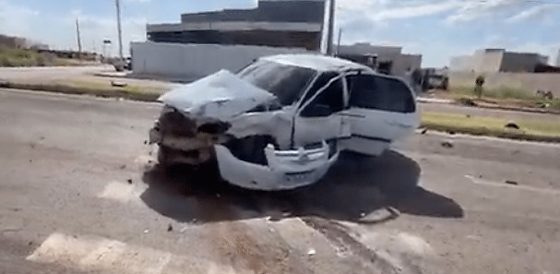 Batida em cruzamento lança jovem para fora carro, criança na caderinha não se feriu