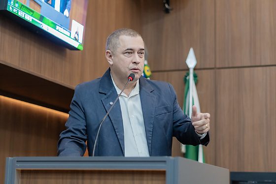 O secretário de Economia de Cuiabá, Marcelo Bussiki, em discurso na Câmara.