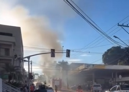 VÍDEO: Caminhão é consumido por fogo na Avenida Dom Bosco