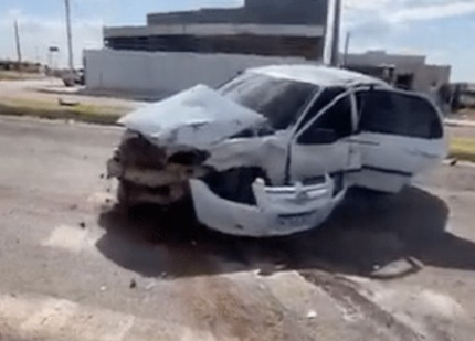 Batida em cruzamento lança jovem para fora carro, criança na caderinha não se feriu
