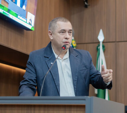 O secretário de Economia de Cuiabá, Marcelo Bussiki, em discurso na Câmara. 