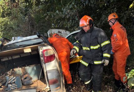Corpo de Bombeiros retira duas vítimas presas às ferragens de veículo após acidente na MT-383