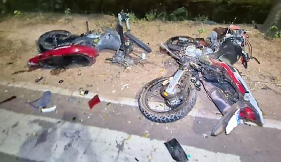 Motocicletas batem de frente em cruzamento; piloto não resiste
