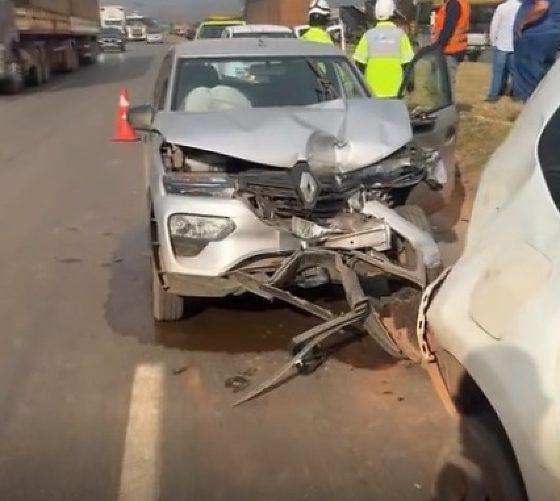 Kwid perde o controle e causa engavetamento de três carros em Sorriso